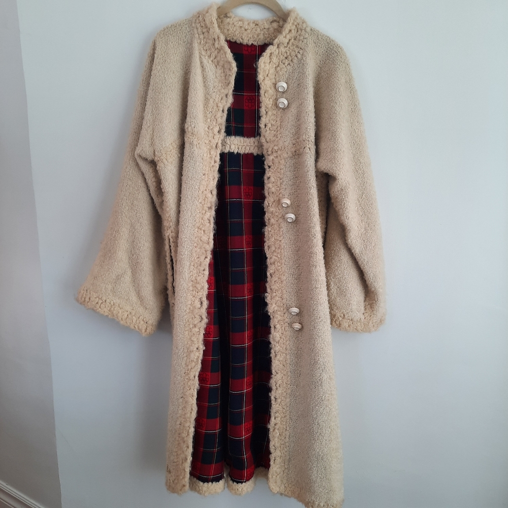 VINTAGE Cream Sherpa/Boucle Long COAT with Tartan Plaid Lining - Button Front - Picture 5 of 13